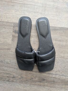 Marc Fisher Black Padded Strap Slide Sandals Sz 8.5